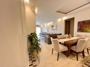 马拉喀什Prestigia Luxury Appart 2 Room的带桌椅和沙发的客厅