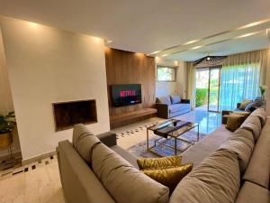 马拉喀什Prestigia Luxury Appart 2 Room的带沙发和电视的大型客厅