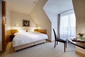 Een bed of bedden in een kamer bij Lindner Hotel Düsseldorf Airport
