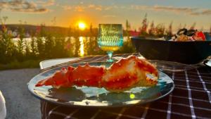 トロムソにあるEazy-Bed Norway's Smallest Hotelのワインと一緒にテーブルの上に盛り付け +21枚の写真