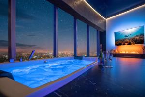 Bazén v ubytovaní Apartamenty Sky Tower z Jakuzzi Przy Oknie alebo v jeho blízkosti