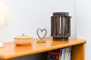 a wooden shelf with a heart and a container on it at Ferienhaus Leevje in Neuharlingersiel