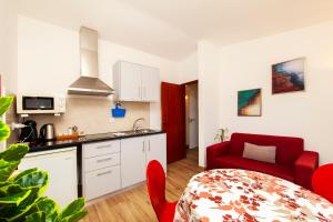 Η κουζίνα ή μικρή κουζίνα στο A38 - Rising Sun Top-Floor Flat