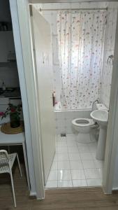 a bathroom with a toilet and a sink at BIRDS VIEW SERRES Διαμέρισμα στο Κέντρο in Serres