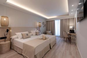 Кровать или кровати в номере PONTIANA Thalasso Hotel
