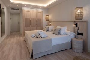 Кровать или кровати в номере PONTIANA Thalasso Hotel