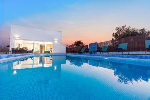 Bazén v ubytování Villa Harmony by Algarve Vacation nebo v jeho okolí