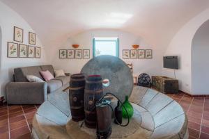 una sala de estar con una mesa y un sofá en Casa Valeria in the countryside, en SantʼAgata sui Due Golfi