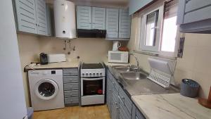 een keuken met een spoelbak en een wasmachine bij Alamar T1 Altura Beach in Altura