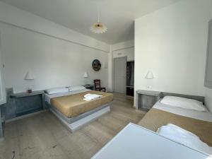 Rúm í herbergi á Hotel Hellas