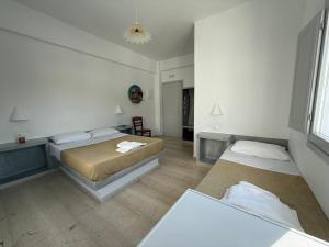Rúm í herbergi á Hotel Hellas