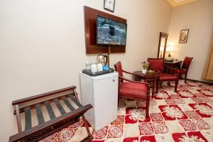 TV a/nebo společenská místnost v ubytování Al Kiram Hotel Al Azizia