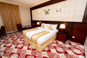 Postel nebo postele na pokoji v ubytování Al Kiram Hotel Al Azizia