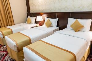 Postel nebo postele na pokoji v ubytování Al Kiram Hotel Al Azizia