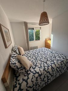 Ένα ή περισσότερα κρεβάτια σε δωμάτιο στο Charmant appartement moderne avec place de parking privative