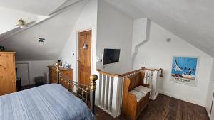 Foto dalla galleria di Relaxing Attic Room with En-suite Jacuzzi bath a Kent
