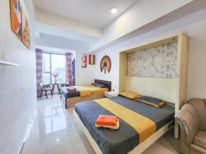 una habitación de hotel con dos camas y una mesa en Nice Condo - Soho Building, en Ho Chi Minh