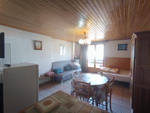 un salon avec une table et un canapé dans l'établissement Studio 4 pers - Petit prix - Parking, balcon sud - Animaux acceptés - FR-1-445-79, à Montgenèvre