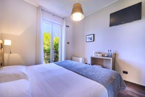 A bed or beds in a room at Albergo Silvio