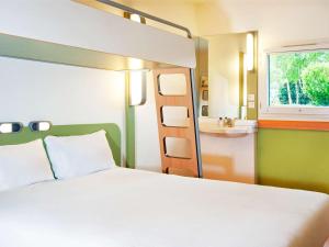 Ein Bett oder Betten in einem Zimmer der Unterkunft Ibis Budget Bilbao Arrigorriaga