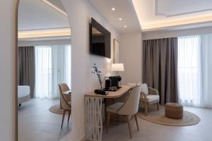 Телевизор и/или развлекательный центр в PONTIANA Thalasso Hotel