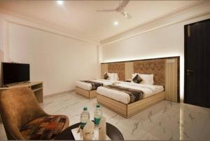 Postel nebo postele na pokoji v ubytování Hotel Almora By Almati Group - Near Delhi International Airport With - free Airport Drop