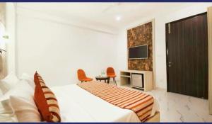 Postel nebo postele na pokoji v ubytování Hotel Almora By Almati Group - Near Delhi International Airport With - free Airport Drop