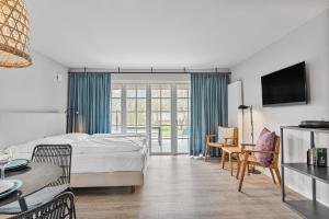 a hotel room with a bed and a living room at Beach Lodge Beach Lodge Appartement 2 in Böhl