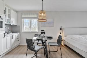 a room with a table and chairs and a bed at Beach Lodge Beach Lodge Appartement 2 in Böhl