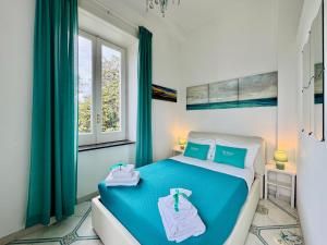 Posteľ alebo postele v izbe v ubytovaní Villa Falconieri Sorrento Suite