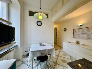 Televízia a/alebo spoločenská miestnosť v ubytovaní Villa Falconieri Sorrento Suite