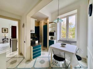Televízia a/alebo spoločenská miestnosť v ubytovaní Villa Falconieri Sorrento Suite