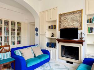 Televízia a/alebo spoločenská miestnosť v ubytovaní Villa Falconieri Sorrento Suite