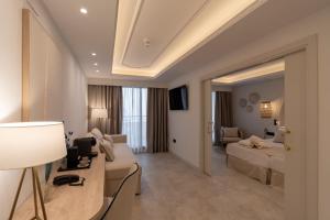 Телевизор и/или развлекательный центр в PONTIANA Thalasso Hotel