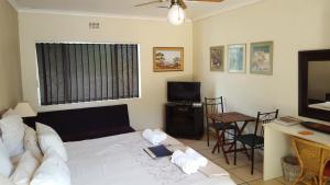 A bed or beds in a room at Old Umtali Guest House