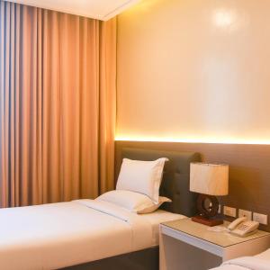 Iloilo Gateway Hotel and Suites客房内的一张或多张床位
