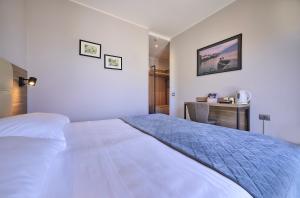 A bed or beds in a room at Albergo Silvio