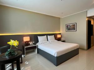 Iloilo Gateway Hotel and Suites客房内的一张或多张床位