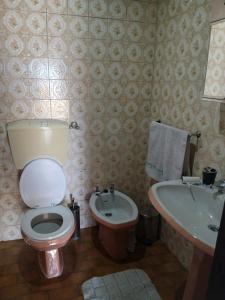 un bagno con un water e un lavandino di Praça da Cidade a Oliveira de Azeméis
