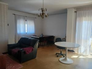 un soggiorno con un divano e un tavolo di Praça da Cidade a Oliveira de Azeméis
