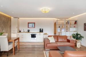 un salon avec un canapé et une table dans l'établissement Apartment zum Wohlfühlen, à Garmisch-Partenkirchen