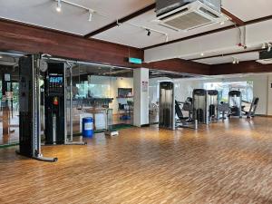 ein leeres Zimmer mit einem Fitnessraum mit Hartholzboden in der Unterkunft Ponderosa Golf & Country Resort in Johor Bahru