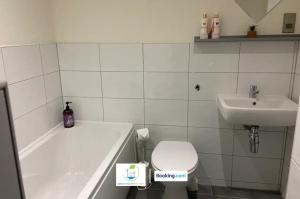Et badeværelse på Two Bedroom Apartment By Green Haven Escapes Serviced Accommodation & Short Lets In Bradford Canal Road Contractors With Free WiFi
