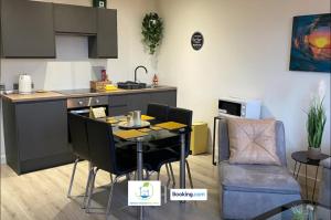 Køkken eller tekøkken på Two Bedroom Apartment By Green Haven Escapes Serviced Accommodation & Short Lets In Bradford Canal Road Contractors With Free WiFi + 3 billeder
