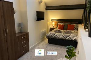 En eller flere senge i et værelse på Two Bedroom Apartment By Green Haven Escapes Serviced Accommodation & Short Lets In Bradford Canal Road Contractors With Free WiFi