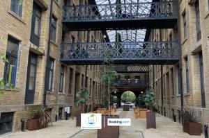 Facaden eller indgangen til Two Bedroom Apartment By Green Haven Escapes Serviced Accommodation & Short Lets In Bradford Canal Road Contractors With Free WiFi