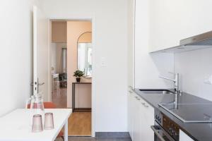 Η κουζίνα ή μικρή κουζίνα στο Modern appt opposite theatre, 7 min walk to Messe