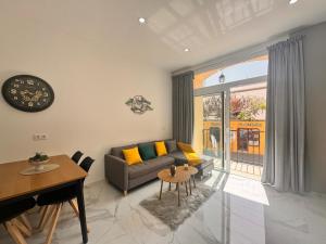 a living room with a couch and a table at Casa Fe in Morro del Jable