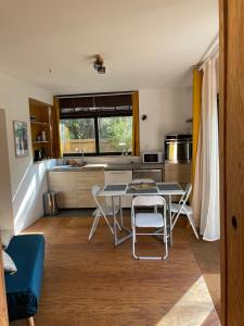 Η κουζίνα ή μικρή κουζίνα στο Logement 4 personnes à 2 pas du Lac, Lacanau