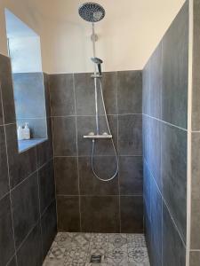 Ένα μπάνιο στο Logement 4 personnes à 2 pas du Lac, Lacanau